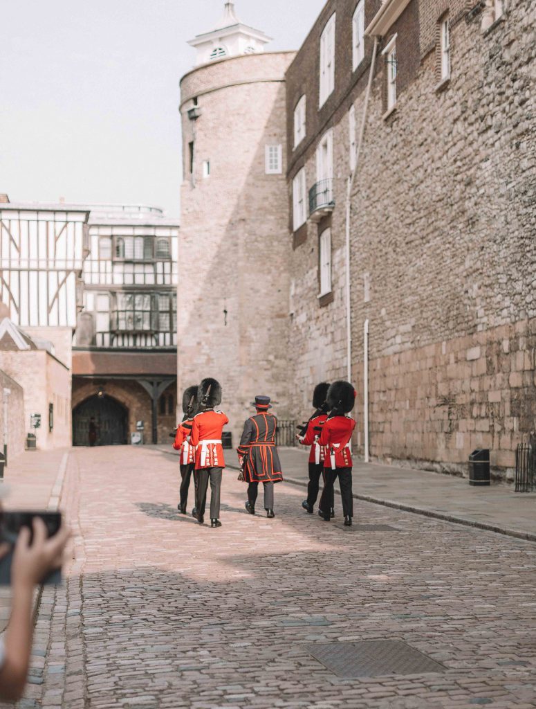 palaces in england